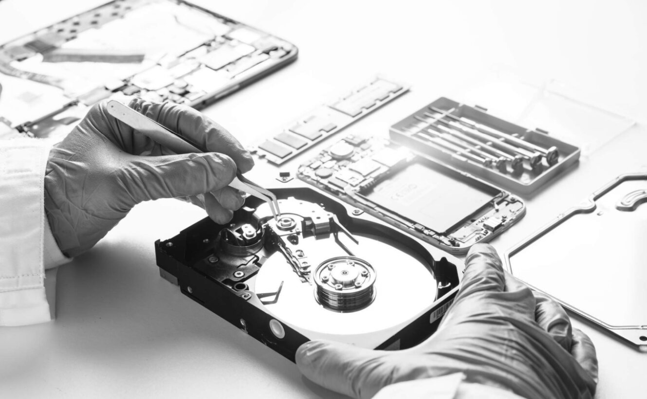 Reparatur defekter Festplatten im Reinraum by Datenrettung Andreas Wach